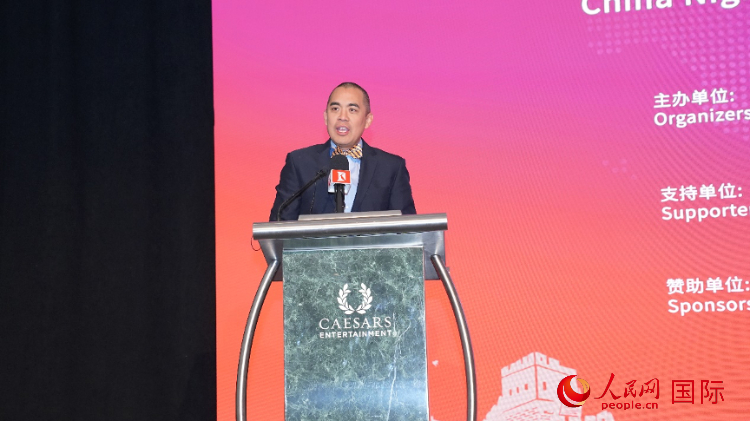 內(nèi)華達(dá)州副州長辦公室幕僚長魯?shù)稀づ撩鲌D安在論壇致辭。人民網(wǎng)記者 鄧圩攝