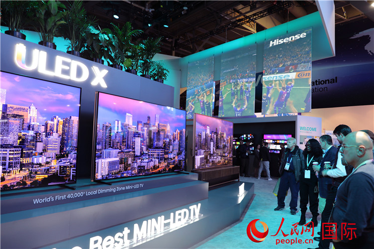 在2024年美國消費電子展上，人們駐足觀看中國企業(yè)海信推出的ULED X系列電視110UX，該產(chǎn)品獲得“2024年美國消費電子展創(chuàng)新獎”。人民網(wǎng)記者 李志偉攝
