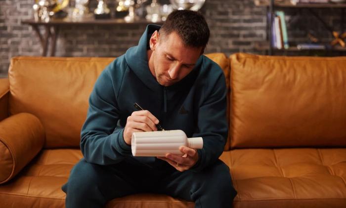 2023年10月，赤水河酒曬出的梅西為赤水河酒酒瓶簽名照片。 截圖自