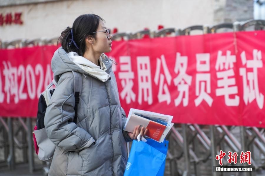 2023年11月26日，山西省太原市，考生步入考場。當(dāng)日，中央機(jī)關(guān)及其直屬機(jī)構(gòu)2024年度考試錄用公務(wù)員公共科目筆試舉行。<a target='_blank' href='/'><p  align=