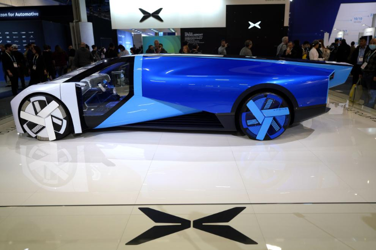 1月11日，人們?cè)诿绹?guó)拉斯維加斯消費(fèi)電子展小鵬公司展臺(tái)觀看電動(dòng)飛行汽車Aeroht。新華社記者吳曉凌攝