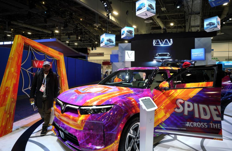 1月11日，人們?cè)诿绹?guó)拉斯維加斯消費(fèi)電子展越南電動(dòng)汽車制造商VinFast展臺(tái)參觀。新華社記者吳曉凌攝