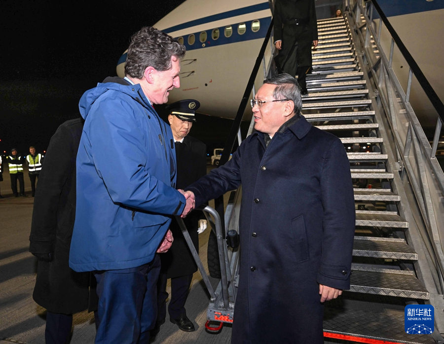 當(dāng)?shù)貢r(shí)間1月16日晚，應(yīng)愛爾蘭總理瓦拉德卡邀請，國務(wù)院總理李強(qiáng)乘包機(jī)抵達(dá)都柏林國際機(jī)場，開始對愛爾蘭進(jìn)行正式訪問。愛爾蘭環(huán)境、氣候與通訊部長兼交通部長瑞安等到機(jī)場迎接。新華社記者 饒愛民 攝