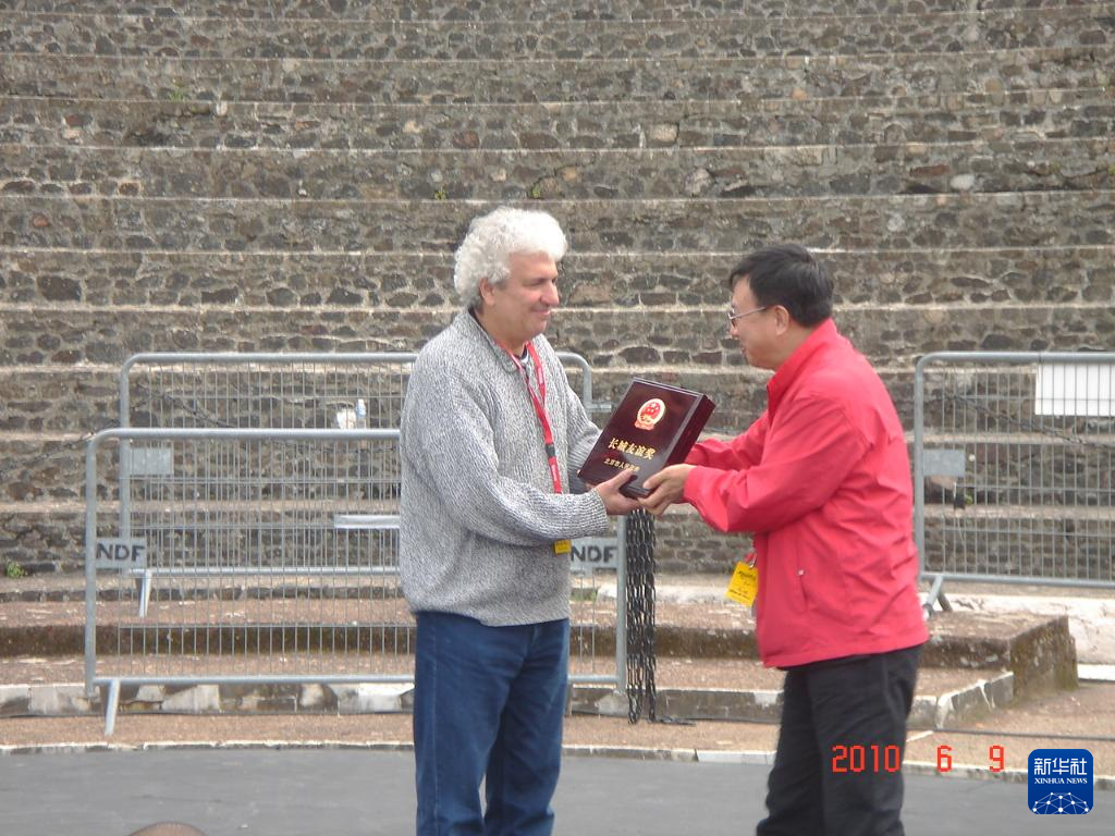 這是2010年帕特里克·索米耶（圖左）獲頒北京市人民政府授予的“長(zhǎng)城友誼獎(jiǎng)”時(shí)的資料照片。新華社發(fā)（受訪對(duì)象供圖）