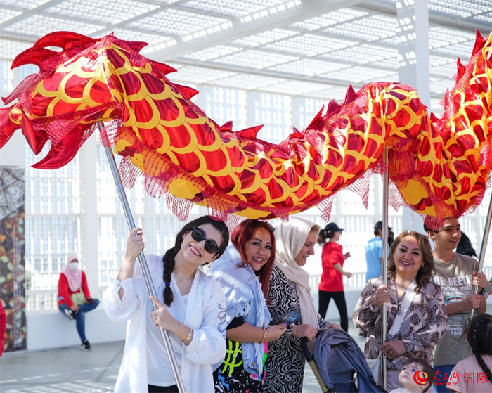 游客體驗舞龍。 人民網 塔里克·易卜拉欣攝