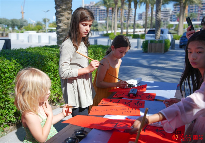 小朋友體驗書法創(chuàng)作。人民網 塔里克·易卜拉欣攝