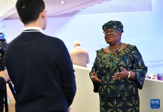 1月18日，世界貿易組織總干事伊維拉在瑞士達沃斯舉行的世界經(jīng)濟論壇2024年年會期間接受新華社記者專訪。新華社記者 連漪 攝