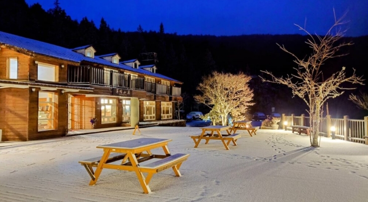 位在宜蘭縣內(nèi)的太平山森林游樂區(qū)23日凌晨開始下雪，園區(qū)翠峰山屋前一片雪白。圖片來源：臺灣“中央社”。