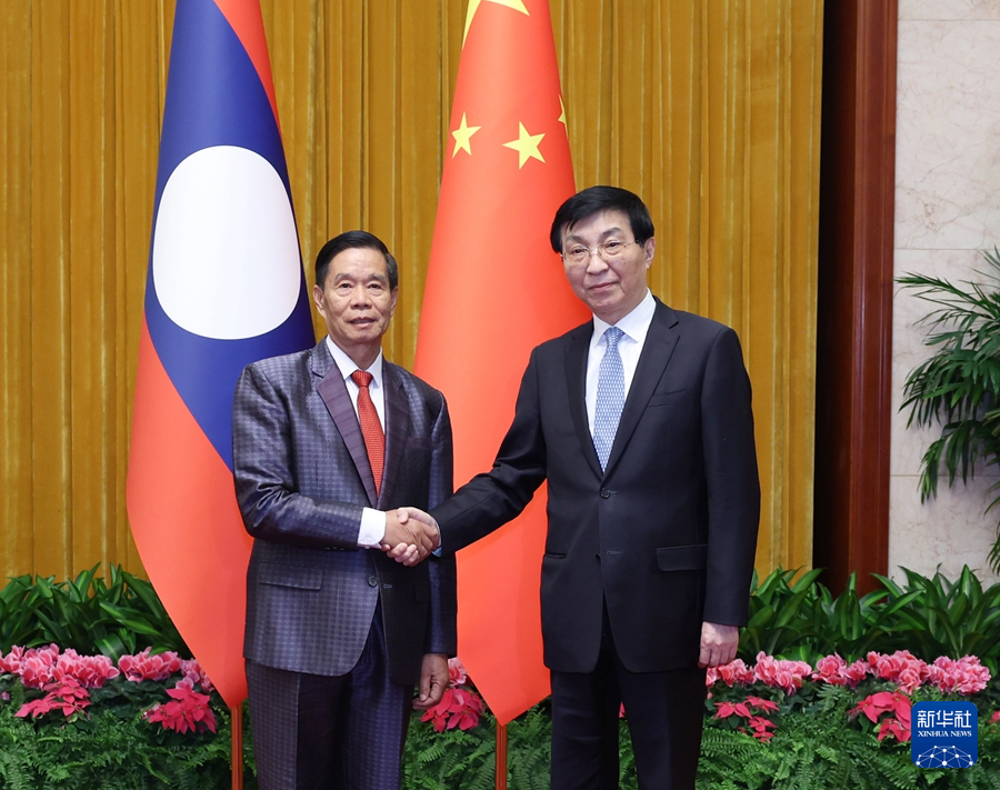 1月22日，中共中央政治局常委、全國(guó)政協(xié)主席王滬寧在北京會(huì)見老撾人民革命黨中央政治局委員、建國(guó)陣線中央委員會(huì)主席辛拉馮。新華社記者 王曄 攝