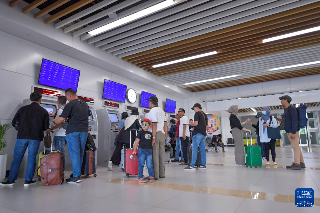 1月24日，在印度尼西亞雅加達哈利姆站，乘客使用自助取票機。新華社記者 徐欽 攝