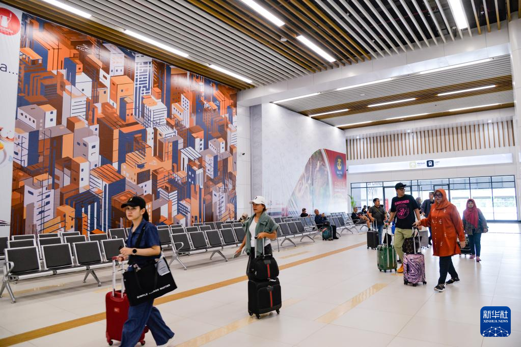 1月24日，在印度尼西亞雅加達哈利姆站，乘客在候車大廳內(nèi)行走。新華社記者 徐欽 攝