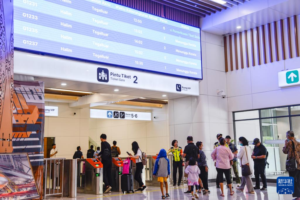 1月24日，在印度尼西亞雅加達哈利姆站候車大廳，乘客刷票前往站臺。新華社記者 徐欽 攝