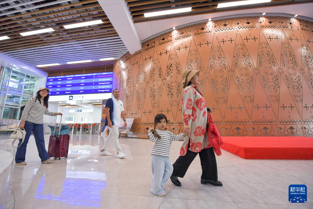 1月24日，在印度尼西亞雅加達哈利姆站，乘客在候車大廳內(nèi)行走。新華社記者 徐欽 攝