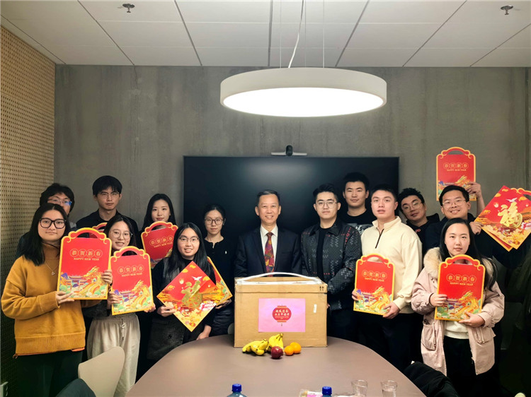 中國駐瑞典大使崔愛民看望慰問瑞典隆德大學(xué)中國留學(xué)生。中國駐瑞典大使館供圖