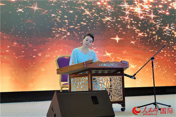 揚(yáng)琴演奏家劉艮演奏《夢(mèng)中的婚禮》。人民網(wǎng)記者 于宏建攝