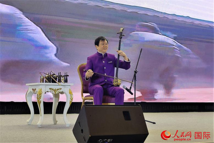 二胡演奏家、國(guó)家一級(jí)演員王之輝演奏《新春樂(lè)》。人民網(wǎng)記者 于宏建攝