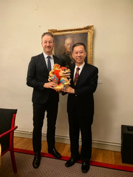 中國駐瑞典大使崔愛民（右）會見瑞典外交部外貿(mào)總司長嚴(yán)波（左）。中國駐瑞典大使館供圖