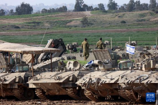 這是1月24日拍攝的加沙邊境以色列一側(cè)的以軍部隊(duì)。新華社發(fā)（吉爾·科恩·馬根攝）