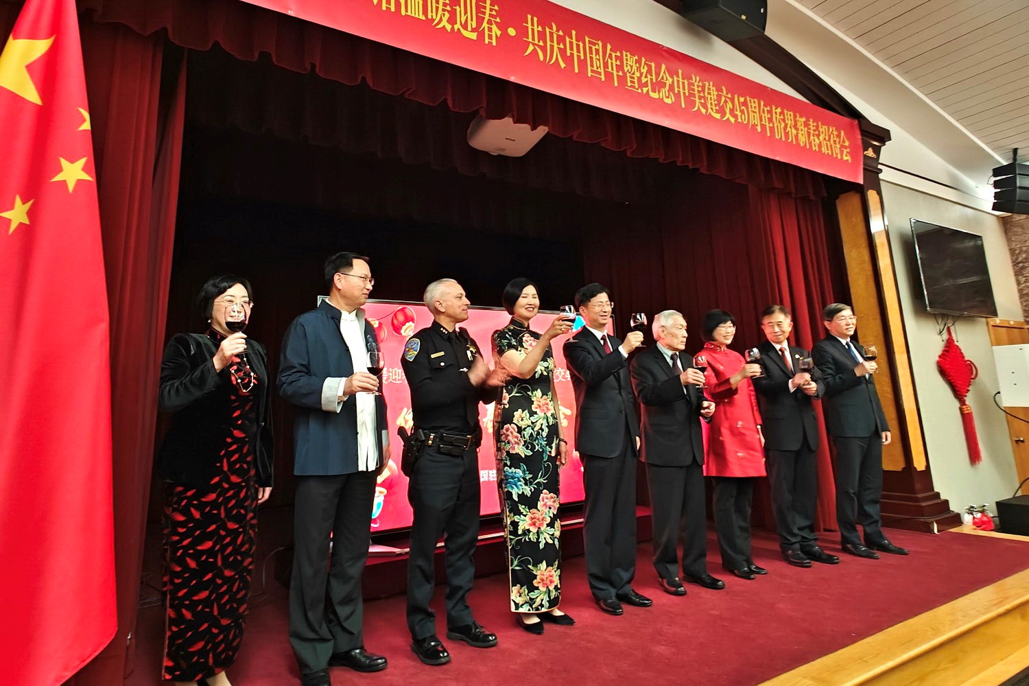 僑胞代表與駐舊金山總領(lǐng)館官員合影。主辦方供圖