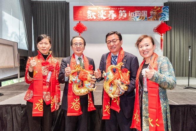 向池田知事、大西市長(zhǎng)贈(zèng)送“歡樂(lè)春節(jié)“吉祥龍。從左到右為魏有美副總領(lǐng)事、池田豊人知事、大西秀人市長(zhǎng)、馬曉琛主任。中國(guó)駐大阪旅游辦事處供圖