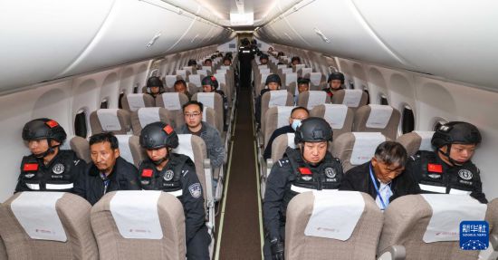 1月30日，白所成、白應蒼、魏懷仁、劉正祥、劉正茂、徐老發(fā)等10名緬北重大犯罪嫌疑人在被押解回國的飛機上。新華社記者 殷剛 攝