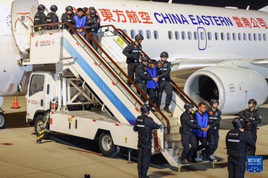 1月30日，在云南昆明長水機場，白所成、白應蒼、魏懷仁、劉正祥、劉正茂、徐老發(fā)等10名緬北重大犯罪嫌疑人被我公安機關成功押解回國。新華社記者 殷剛 攝