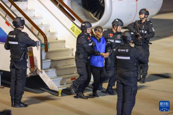 1月30日，在云南昆明長水機場，緬北重大犯罪嫌疑人白所成被我公安機關成功押解回國。新華社記者 殷剛 攝