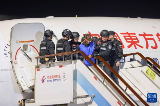 1月30日，在云南昆明長水機場，緬北重大犯罪嫌疑人白所成被我公安機關成功押解回國。新華社記者 殷剛 攝