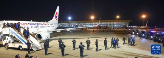 1月30日，在云南昆明長水機場，白所成、白應蒼、魏懷仁、劉正祥、劉正茂、徐老發(fā)等10名緬北重大犯罪嫌疑人被我公安機關成功押解回國。新華社記者 殷剛 攝