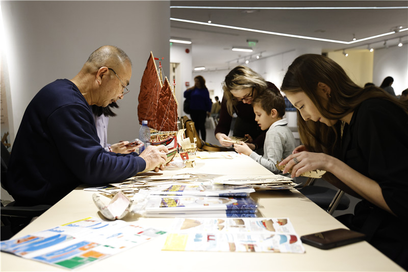 中國泉州非遺大師現(xiàn)場(chǎng)指導(dǎo)制作水密隔艙福船制造技藝。 布加勒斯特中國文化中心供圖