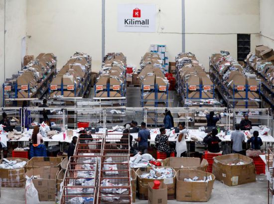 2023年11月11日，在肯尼亞姆洛隆戈，Kilimall員工在倉庫內(nèi)工作。新華社記者 李亞輝 攝