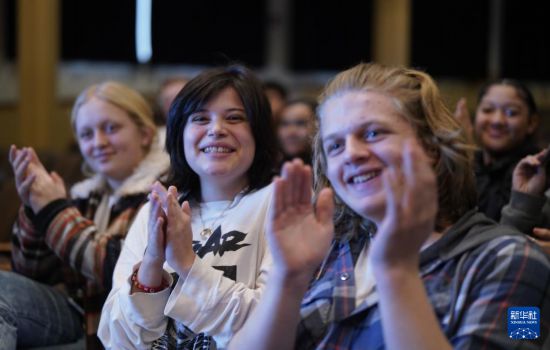 1月30日，在美國(guó)華盛頓州塔科馬市林肯中學(xué)，將于3月啟程赴華交流的林肯中學(xué)12年級(jí)學(xué)生蒙特塞拉特·羅梅羅-羅查（中）參加美國(guó)中學(xué)生赴華交流歡送儀式。新華社記者 吳曉凌 攝