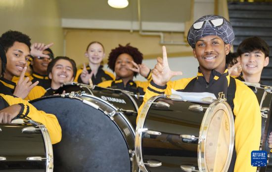 1月30日，在美國(guó)華盛頓州塔科馬市林肯中學(xué)，學(xué)校鼓樂(lè)隊(duì)準(zhǔn)備在美國(guó)中學(xué)生赴華交流歡送儀式上表演。新華社記者 吳曉凌 攝