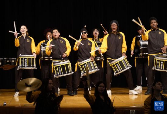 1月30日，在美國(guó)華盛頓州塔科馬市林肯中學(xué)，學(xué)校鼓樂(lè)隊(duì)在美國(guó)中學(xué)生赴華交流歡送儀式上表演。新華社記者 吳曉凌 攝