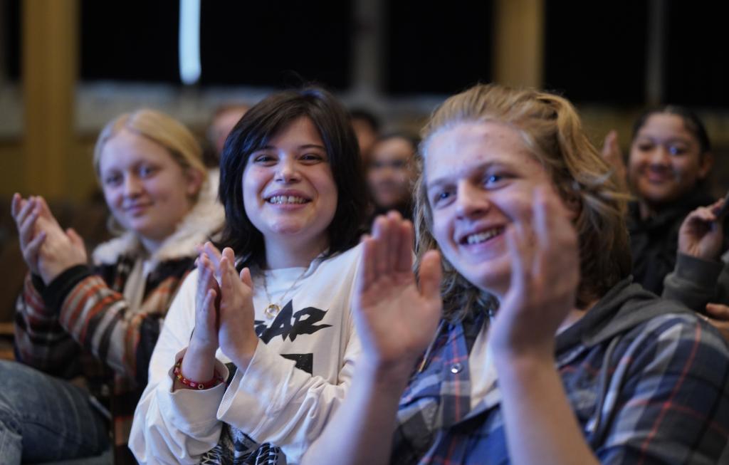 1月30日，在美國華盛頓州塔科馬市林肯中學(xué)，將于3月啟程赴華交流的林肯中學(xué)12年級學(xué)生蒙特塞拉特·羅梅羅-羅查（中）參加美國中學(xué)生赴華交流歡送儀式。新華社記者 吳曉凌 攝