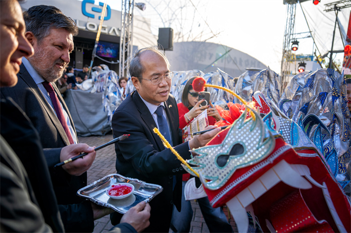 中國(guó)駐希臘大使館大使肖軍正與希方嘉賓為舞龍點(diǎn)睛?！吨邢r(shí)報(bào)》供圖