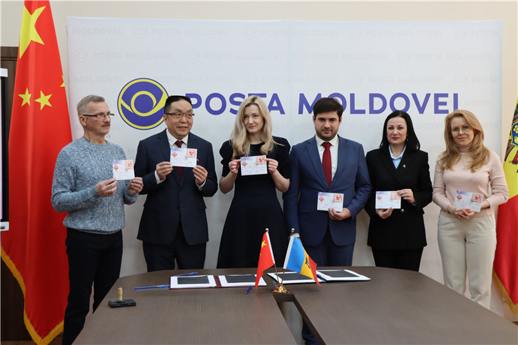 摩爾多瓦首發(fā)龍年生肖郵票。中國駐摩爾多瓦大使館供圖