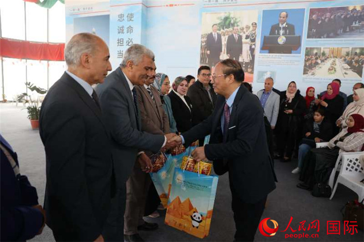 中國駐埃及使館教科處盧春生公參為埃及師生發(fā)放新年禮包。人民網(wǎng)記者 黃培昭攝