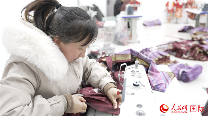 1月24日，在山東省菏澤市曹縣大集鎮(zhèn)云牧服飾有限公司，高燕正在縫制馬面裙。 人民網(wǎng)記者 袁蒙攝