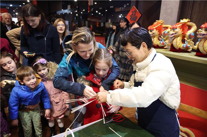 2024年“歡樂春節(jié)”《閩南風(fēng)情》文藝演出和泉州非物質(zhì)文化遺產(chǎn)展演2月6日在塞爾維亞斯梅代雷沃文化中心舉行。圖為當(dāng)?shù)孛癖婓w驗(yàn)中國非遺手工藝。 貝爾格萊德中國文化中心供圖