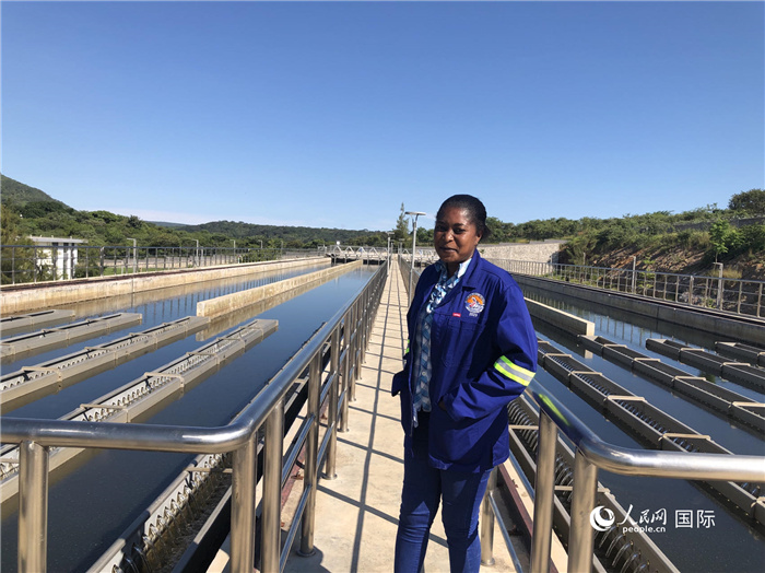 總經(jīng)理琳達(dá)在向記者介紹情況。人民網(wǎng)記者 黃培昭攝.