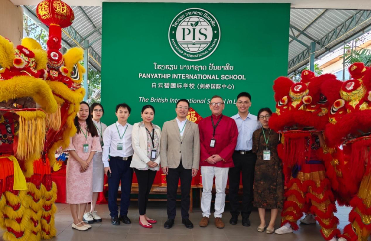 駐老撾使館臨時(shí)代辦王暢與白云碧國(guó)際學(xué)校校方、參會(huì)志愿者教師合影?；顒?dòng)主辦方供圖