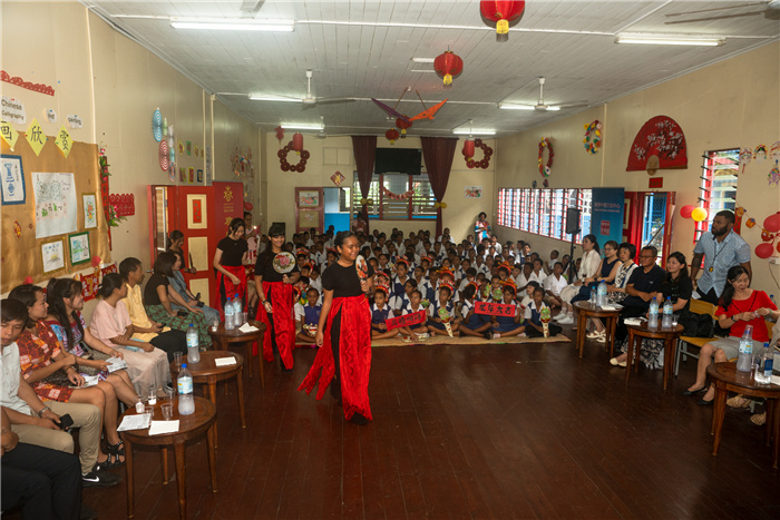 中華學(xué)校學(xué)生表演扇子舞。