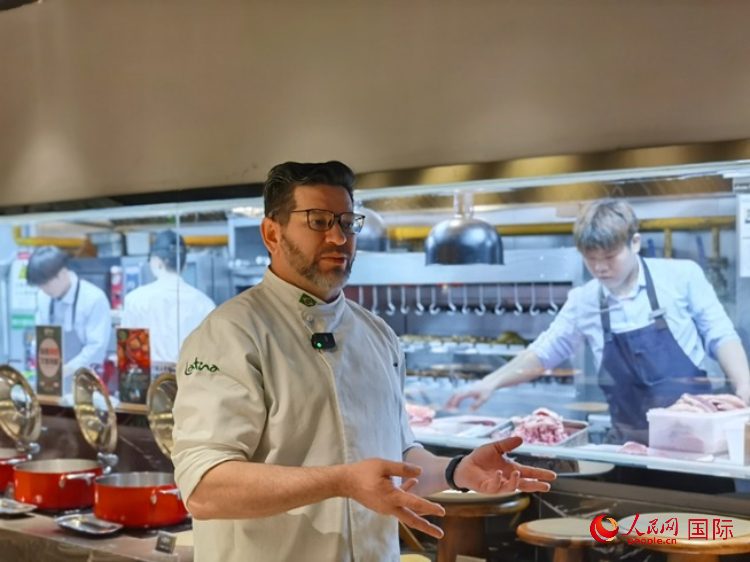 巴西主廚路易斯。人民網記者 魯揚攝