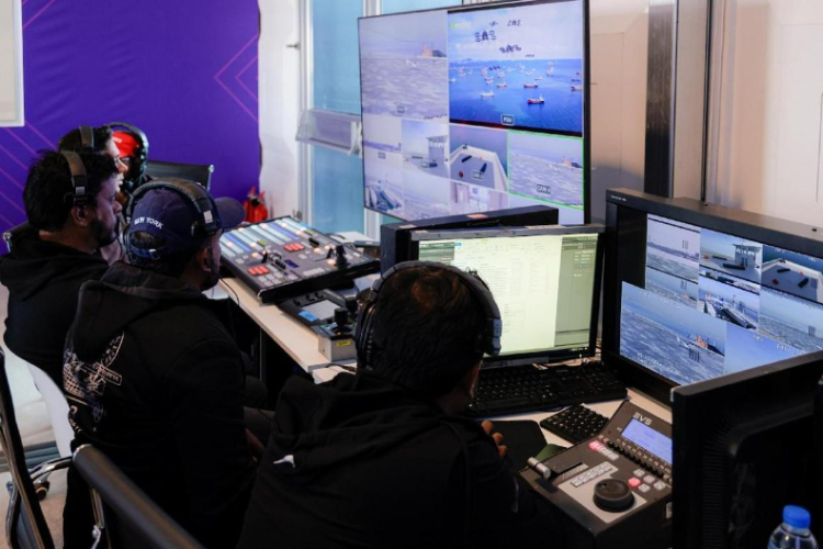 工作人員在監(jiān)控比賽。主辦方供圖