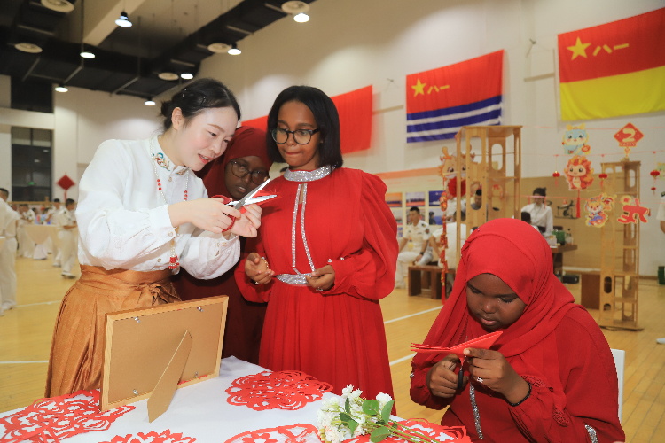 中國剪紙藝術(shù)吸引當(dāng)?shù)厝耸繀⑴c體驗(yàn)。陳錦俊攝