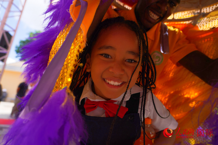 一名小朋友在與舞獅表演者互動。人民網(wǎng)記者 黃煒鑫攝