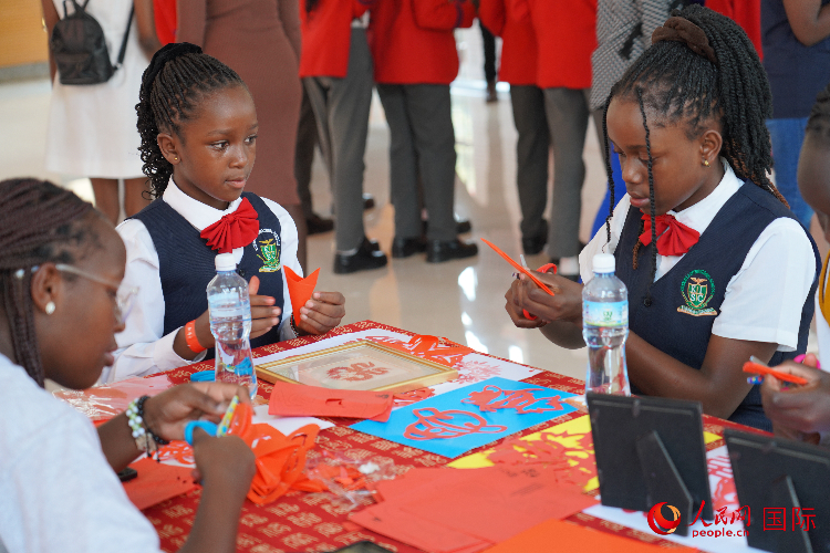 學生在體驗剪窗花。人民網(wǎng)記者 黃煒鑫攝