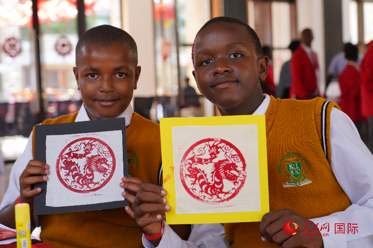 學生展示拓印作品。人民網(wǎng)記者 黃煒鑫攝