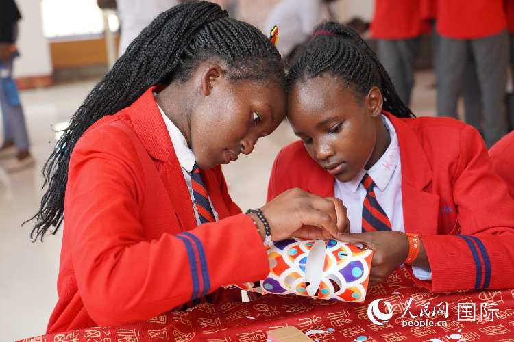 學生在手工制作紙龍。人民網(wǎng)記者 黃煒鑫攝